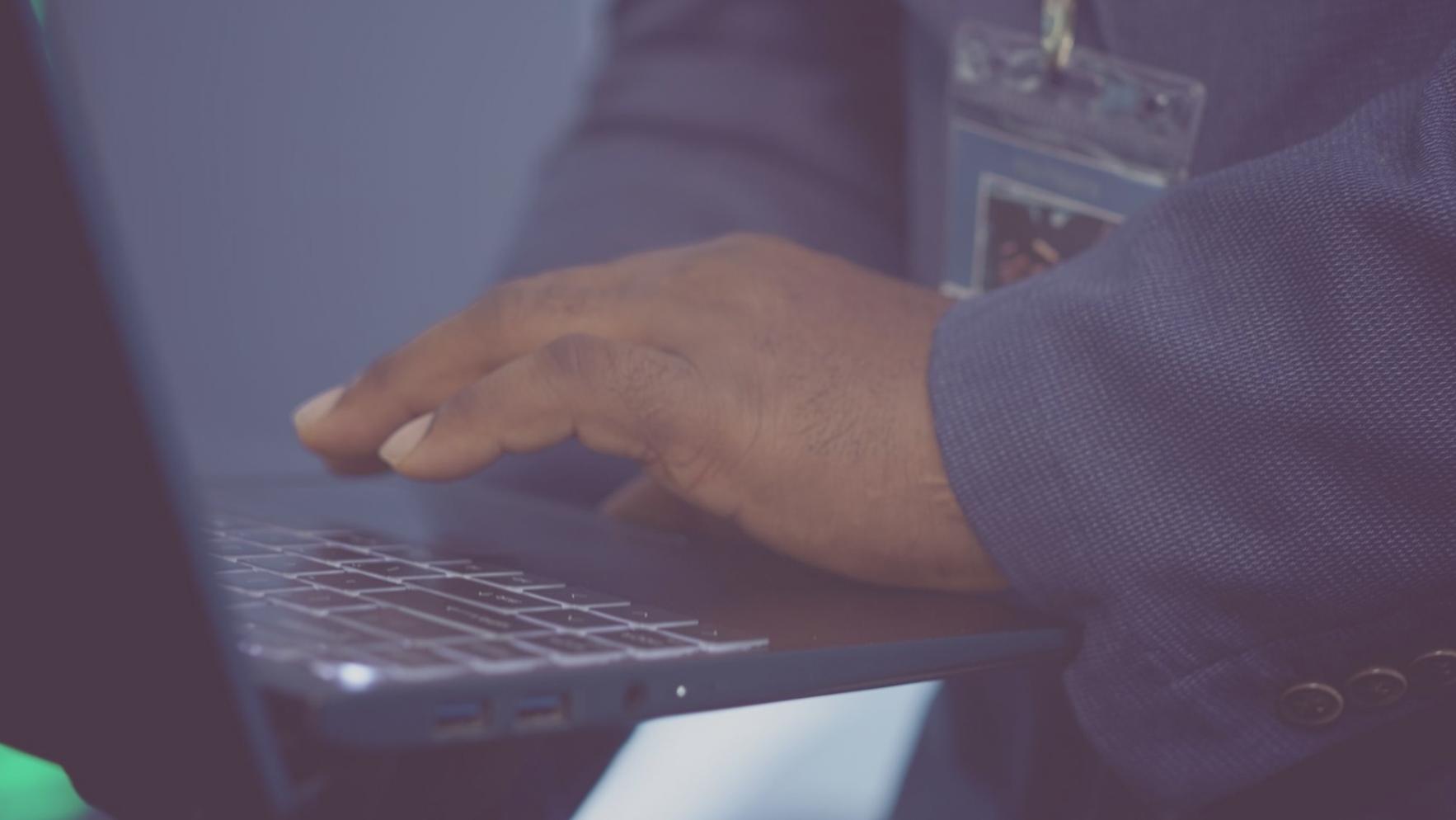 Ekran z transmisją webinaru o administracji cyfrowej