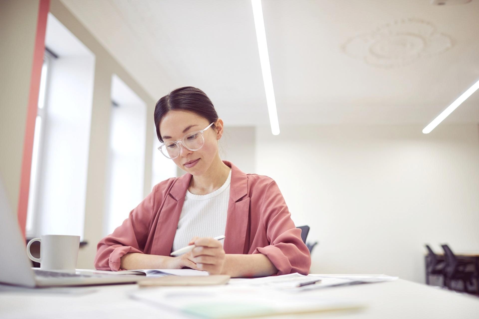 Ekspert prowadzący webinar o cyfrowej administracji
