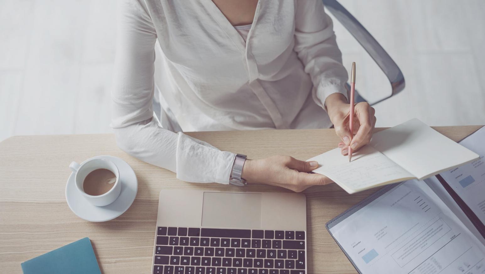 Sesja webinaru z widokiem na ekran z materiałami szkoleniowymi